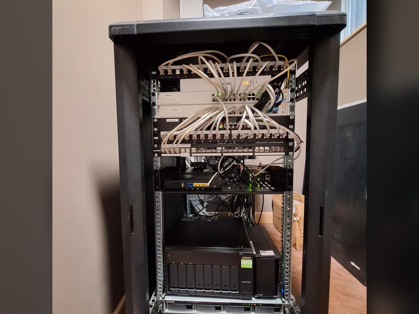 Baie informatique 19 pouces installée en entreprise à Lyon : switchs, pare-feu, onduleur et NAS de sauvegarde